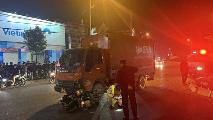 Xe máy đi ngược chiều va chạm với xe khách, 3 nam sinh thương vong 