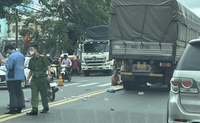 Xe máy mất lái vì bị ô tô tải tông, tiếp tục lao vào một ô tô khác 
