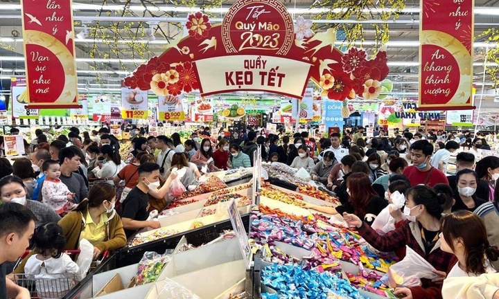 Hàng nghìn người Hà Nội đổ về các siêu thị mua sắm chuẩn bị đón Tết Quý Mão