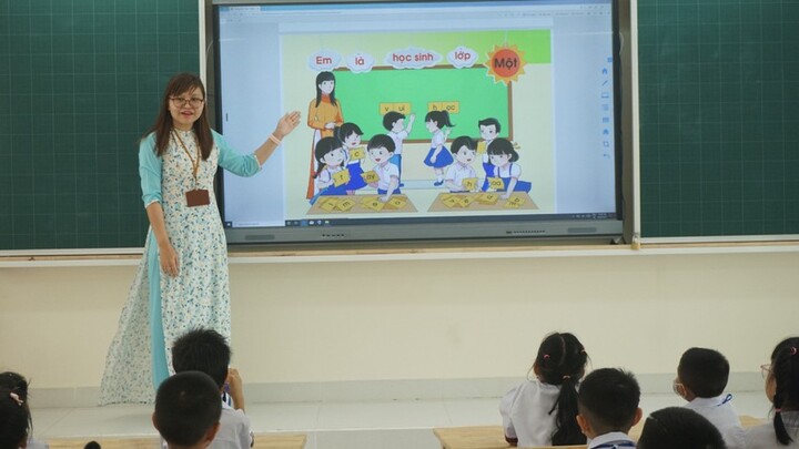 Giáo viên TP.HCM nhận quà Tết 1,8 triệu đồng dịp Tết Quý Mão 2023 