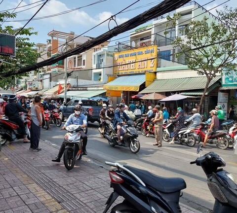 Bắt kẻ say xỉn vờ hỏi mua, rồi cướp tại tiệm vàng