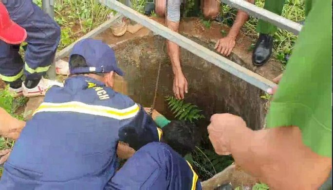 Cứu người đàn ông rơi xuống giếng sâu 25m trong suốt 4 ngày