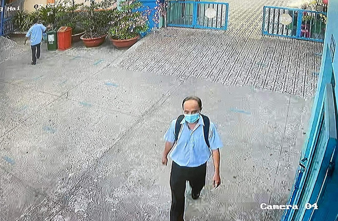 Lợi dụng cả trường đang làm lễ chào cờ, người đàn ông trộm tiền giáo viên