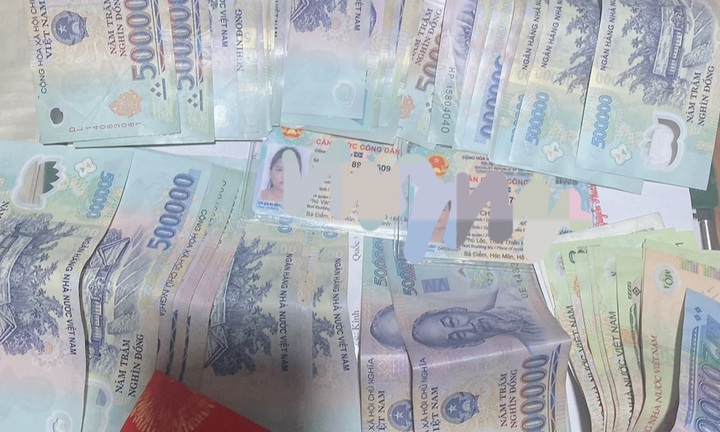 Trả lại gần 35 triệu đồng cho hành khách bỏ quên trên chuyến tàu mùng 1 Tết