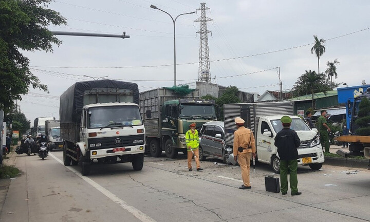 Quảng Ngãi: 5 ô tô tông liên hoàn khi dừng đèn đỏ