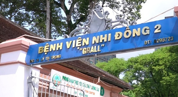 Đi chơi Tết cùng bố mẹ, bé trai 3 tuổi tử vong sau khi ngã vào hồ cá Koi