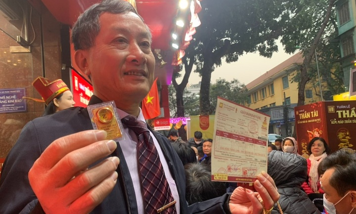 Người hơn 10 năm xếp hàng từ 3h sáng ngày Thần Tài: 