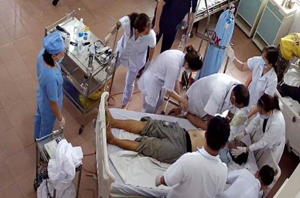 Điện giật do dỡ cây thông, 1 người chết, 5 người bị thương