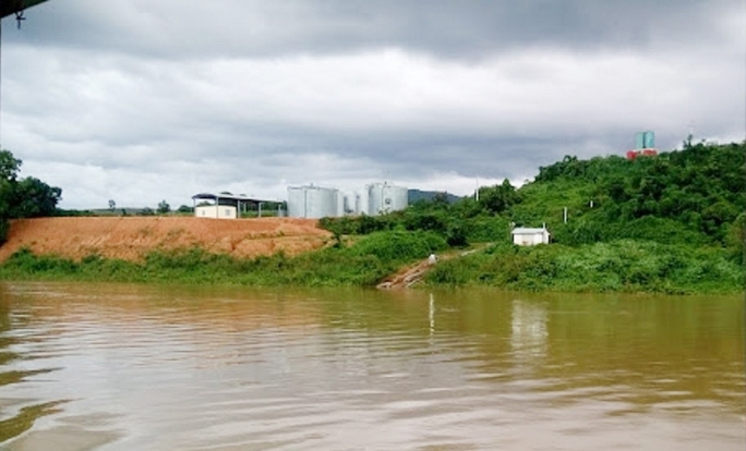 Nghi người đàn ông rơi xuống hố nước thải của nhà máy mì