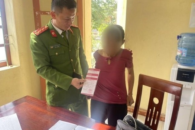 Bị kẻ xấu giả danh công an, cụ bà suýt bị lừa 3 sổ tiết kiệm 