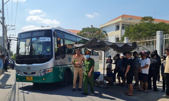 Con gái 9 tuổi tử vong dưới gầm xe đưa rước học sinh, mẹ đau đớn gào khóc