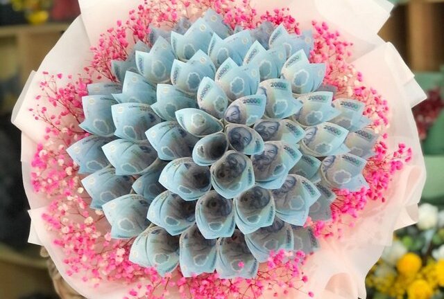 Cảnh báo vi phạm pháp luật khi tặng người thương những bó 'hoa tiền'