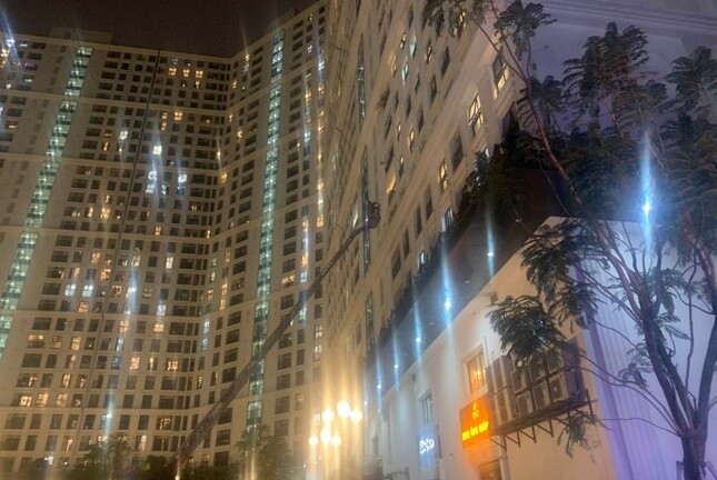Cứu người đàn ông nước ngoài định nhảy từ tầng 8 chung cư