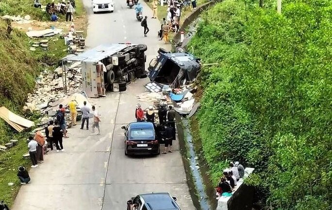Anh em ruột lái xe tải va trúng nhau, lật nhào dưới chân đèo Vi Ô Lắc