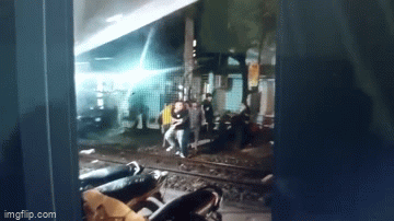 Vụ nữ nhân viên gác chắn tàu bị hành hung: 17 năm làm việc, lần đầu gặp nhóm người hung hãn 