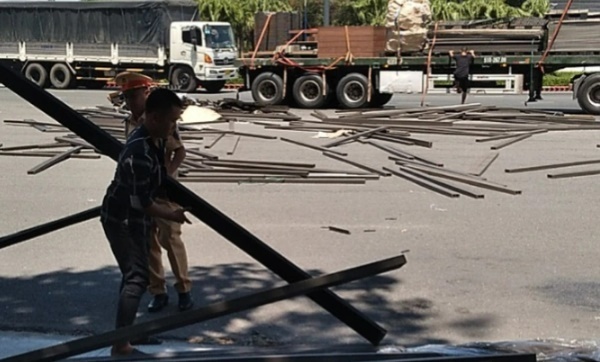 Đứt dây chằng khiến sắt lao xuống đường, hàng chục người đi xe máy thoát nạn