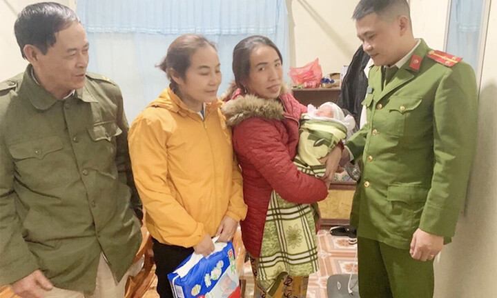 Mẹ bỏ rơi con gái sơ sinh giữa đêm lạnh buốt, kèm thư xin lỗi