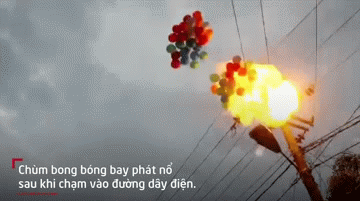 Video: Bong bóng bay phát nổ khi va vào đường dây điện