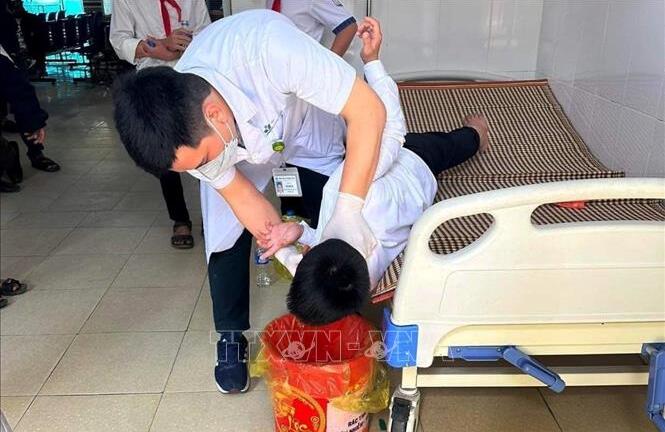 Tin thời sự mới nóng nhất 11/3: Sức khỏe của 13 học sinh ngộ độc do ăn quả cây ngô đồng