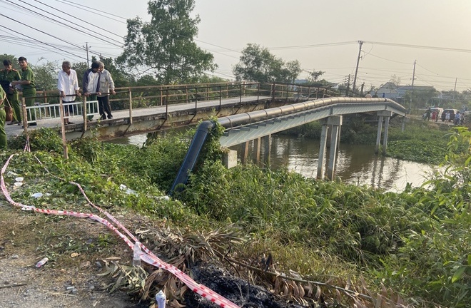 Phát hiện 2 thanh niên tử vong dưới kênh, xe máy còn sáng đèn