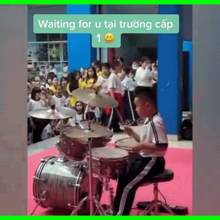 Video: Nam sinh chơi trống theo nền nhạc 
