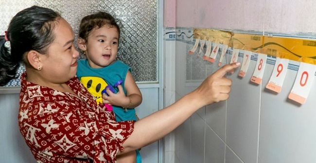 Cà Mau: Bé gái hơn 2 tuổi biết đọc chữ, số khiến ai cũng ngỡ ngàng 