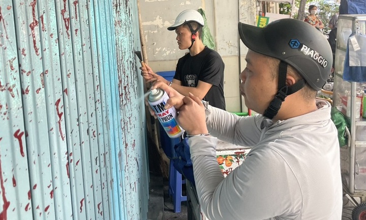 Tạt sơn vào quán cà phê để đòi nợ, 2 nghi phạm bị bắt