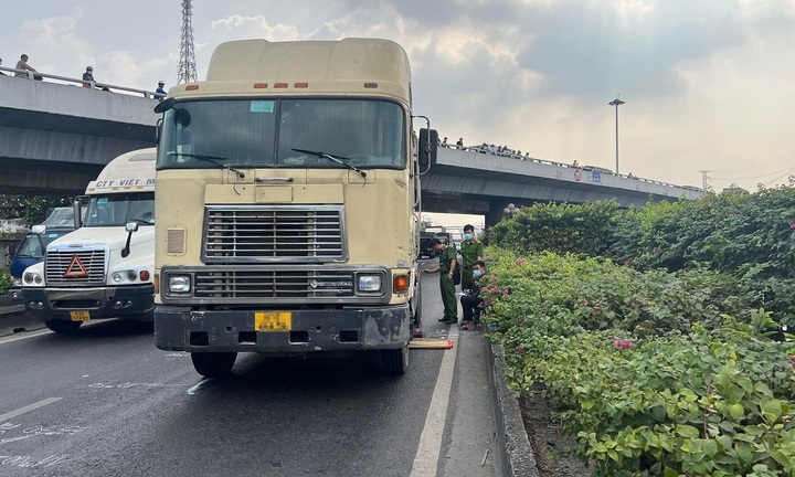 Tin tức tai nạn giao thông mới nhất ngày 25/3: Tài xế hoảng loạn khi người đàn ông lao vào xe container