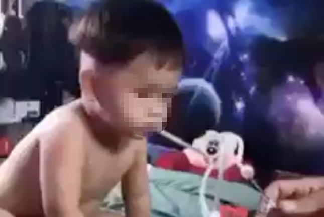 Tin thời sự mới nóng nhất 30/3: Bàn giao bé trai nghi bị ép hút ma túy cho gia đình chăm sóc