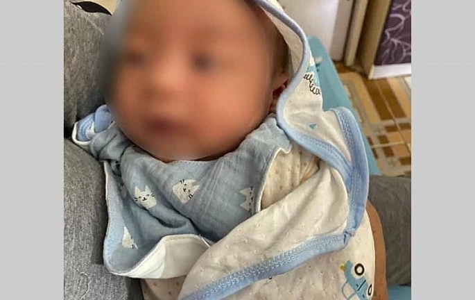 Hải Phòng: Nhói lòng bé trai hơn 1 tháng tuổi bị bỏ rơi dưới gốc cây bên đường 