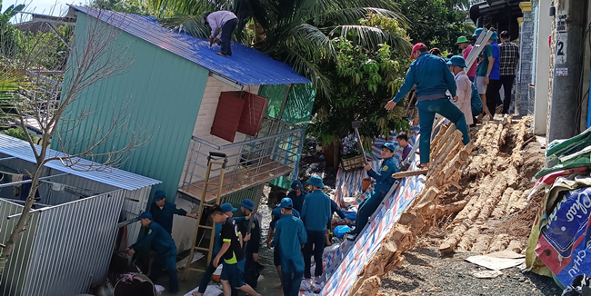 Vụ 10 căn nhà bị cô lập do sạt lở ở Đồng Tháp: Giúp di dời tài sản, đóng cừ tràm bảo vệ
