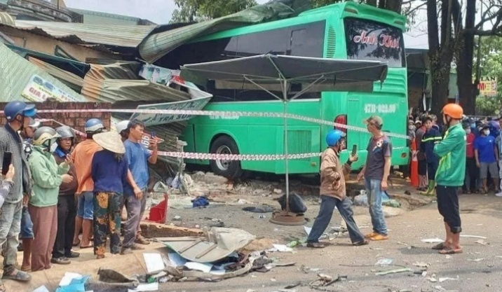 Vụ xe giường nằm lao vào nhà dân khiến 10 người thương vong: Tạm giữ tài xế xe tải