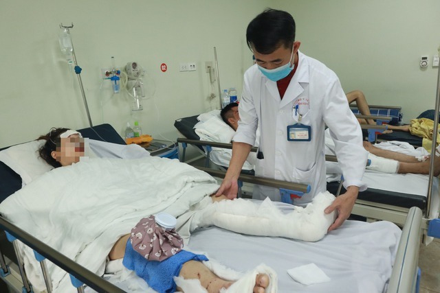 Vụ ô tô tông liên hoàn 17 xe máy ở Hà Nội: Mẹ con bé gái 3 tuổi bị thương nặng, hiện ra sao?