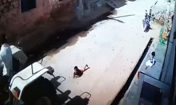 Video: Bé gái thoát chết khó tin dưới gầm máy kéo 