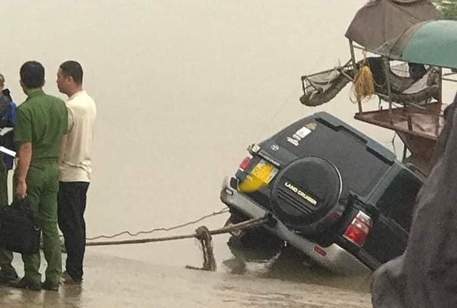 Thi thể người đàn ông trong xe Land Cruiser trôi dưới sông