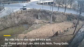 Video: Tài xế đạp nhầm chân ga, chiếc ô tô lao thẳng xuống hố nước