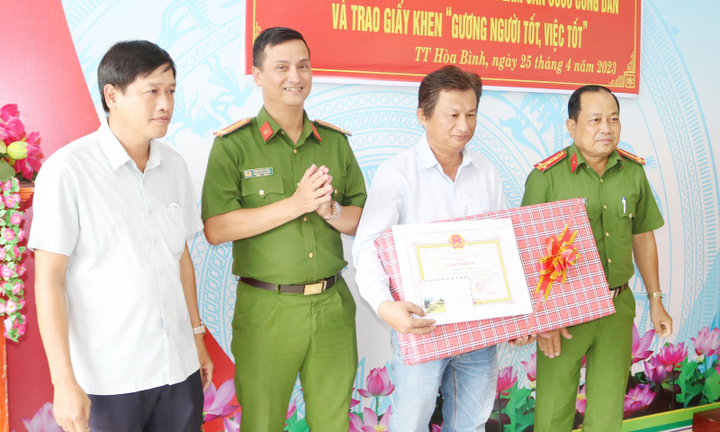 Khen thưởng tài xế xe buýt có hành động đẹp, trả lại 130 triệu đồng cho khách để quên