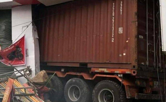 Đôi nam nữ đi xe máy tử vong sau va chạm với xe đầu kéo