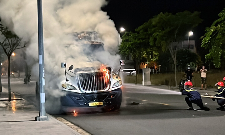 Xe đầu kéo bốc cháy ngùn ngụt, lửa bao trùm khiến người dân náo loạn