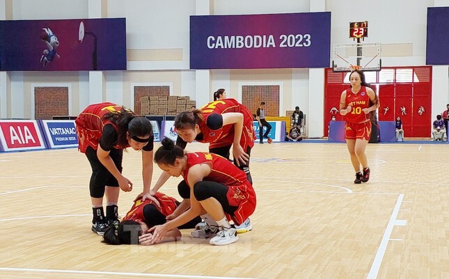 Video: Hot girl bóng rổ ngã đập đầu xuống sàn, vẫn xin vào sân thi đấu