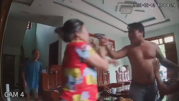 Bắt thanh niên xăm trổ nghi cầm súng, xông vào nhà dân để bắn uy hiếp 
