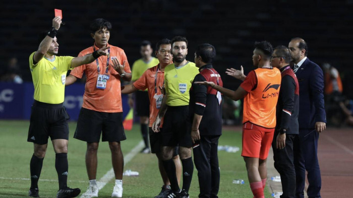 Thông tin bất ngờ về trọng tài rút 7 thẻ đỏ ở chung kết SEA Games 32