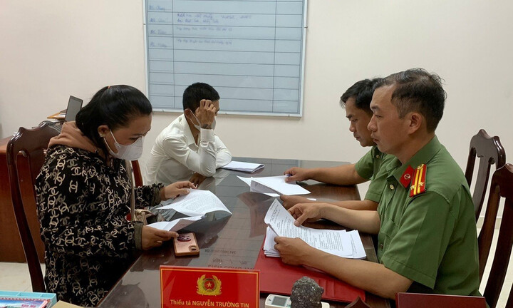 Hai người bị xử phạt vì chuyển tiếp cuộc gọi đòi nợ đến Bộ Công an