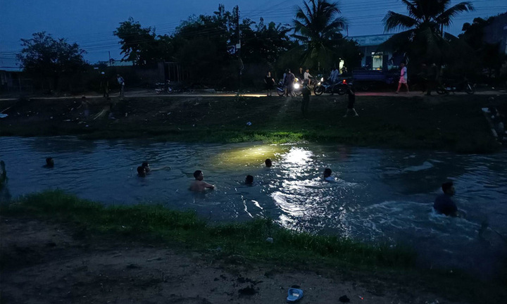Vụ 4 bé gái đuối nước tử vong dưới kênh ở Bình Thuận: Xót xa cờ tang cắm dọc đường