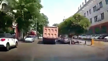 Video: Kinh hoàng trước cảnh xe tải bị hố tử thần