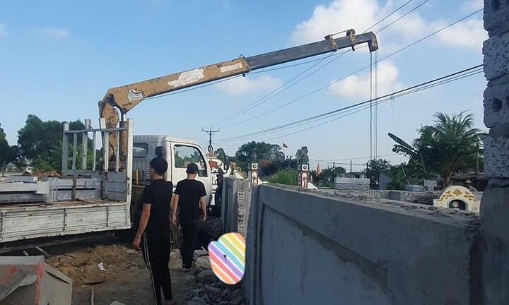 Xe cẩu vướng dây điện 35kV, người đàn ông bị điện giật tử vong 