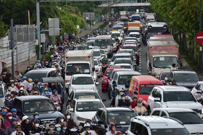 Tin thời sự mới nóng nhất 2/6: TP.HCM muốn điều chỉnh thời lượng đèn tín hiệu giao thông