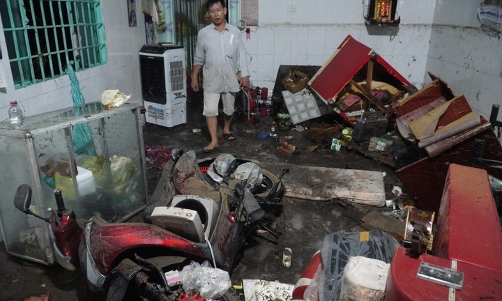 Đồng Nai: Lũ quét cuốn trôi đồ đạc khiến khu phố tan hoang, đổ nát