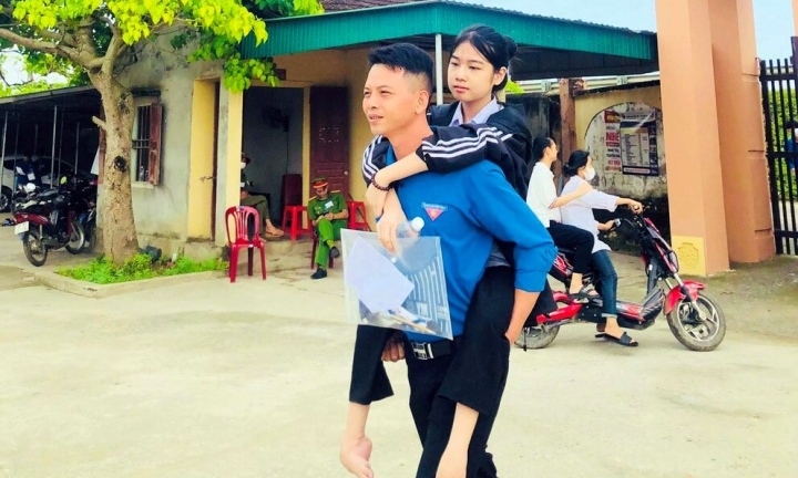 Nữ sinh xương thủy tinh được Bí thư Đoàn xã cõng vào phòng thi lớp 10