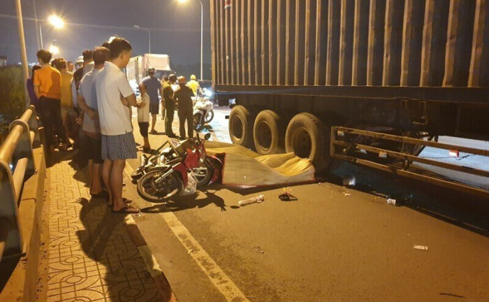 Nữ công nhân vừa tan ca, gặp tai nạn lọt vào gầm xe container chạy cùng chiều 